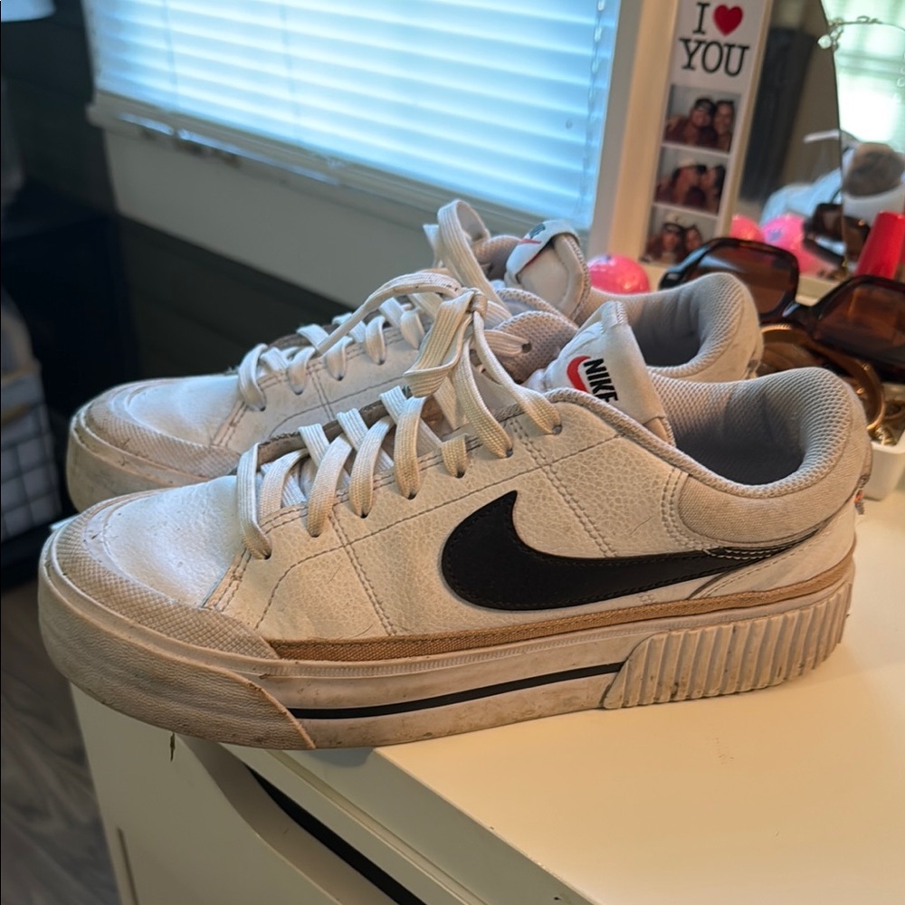 White nike tennis shoes
